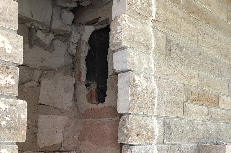 Beispielbild Schornsteinsanierung mit Jeremias Systemen Aufgestemmte Wand innerhalb des Gebäudes