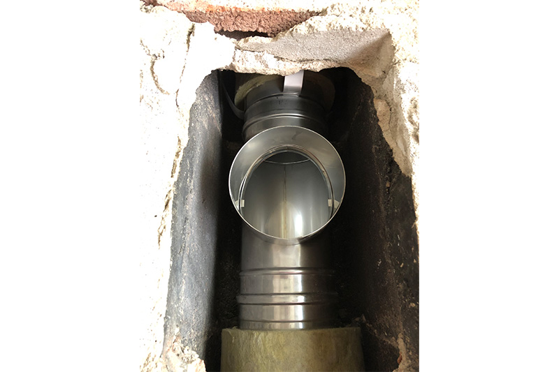 Beispielbild Schornsteinsanierung mit Jeremias Systemen Eingezogenes einwandiges Innenrohr aus Edelstahl