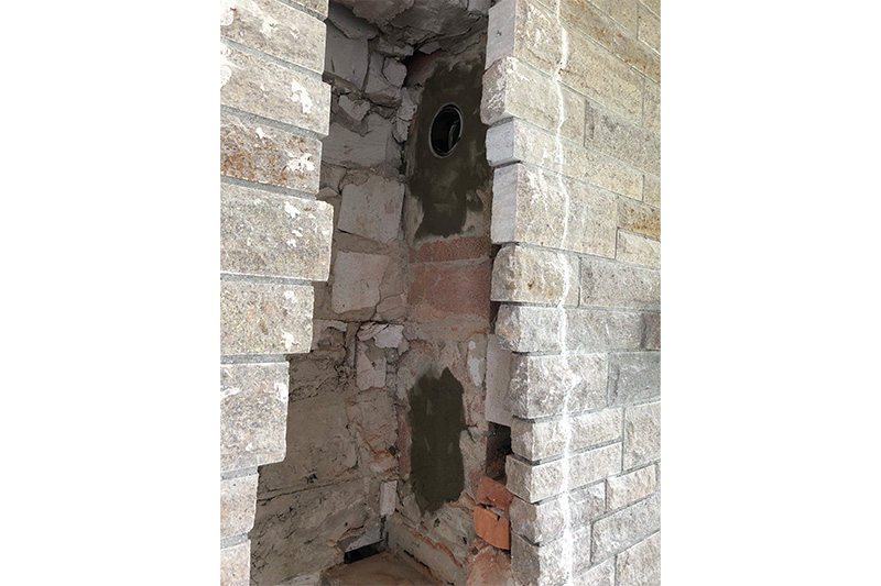 Beispielbild Schornsteinsanierung mit Jeremias Systemen Verputzte Wand nach Schornsteinsanierung